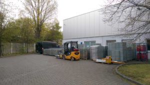 Transportfertig verpackt warten die Regale auf unsere Stammspedition zum Abtransport.